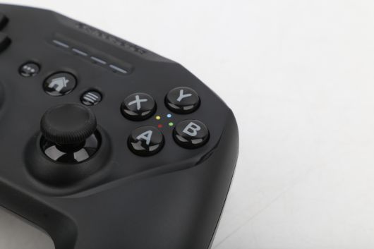 님버스+의 버튼압은 무겁지 않았다. 아날로그 스틱의 높이는 듀얼쇼크4와 유사했다.