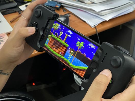 아이폰 7과 연결해 '소닉 더 헤지혹'을 즐겨봤다.