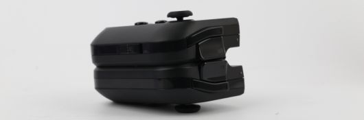 게임바이스 컨트롤러를 접으면 손쉽게 보관할 수 있다.