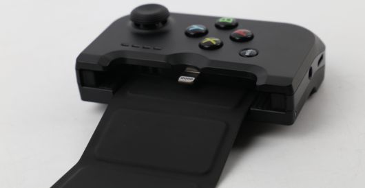 이 컨트롤러는 라이트닝 포트를 통해 아이폰과 연결된다.