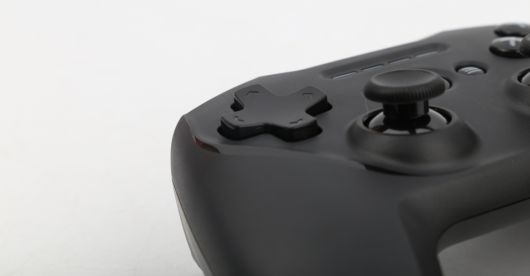 십자키는 8방향의 입력을 지원하며, 택타일 버튼을 채택했다.