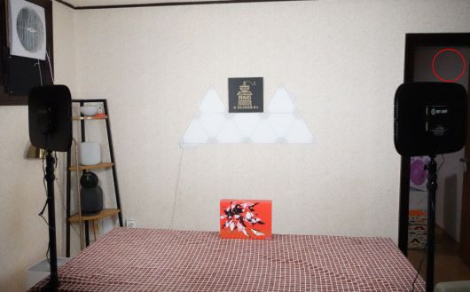 두 개의 키라이트를 사용하면 더 높은 품질의 영상을 만들 수 있다. 빨강색 원은 일반 LED등만 사용된 방이다. 이를 통해 키라이트가 얼마나 밝은지를 비교할 수 있을 것이다.