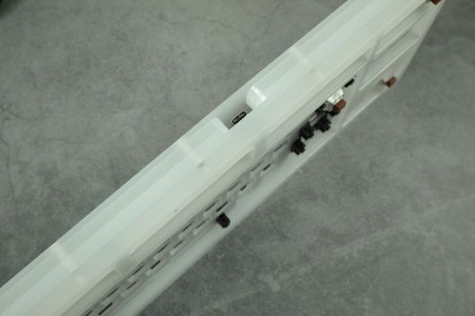 클리어/화이트 두 가지 컬러로 아크릴 하우징을 구성했다.