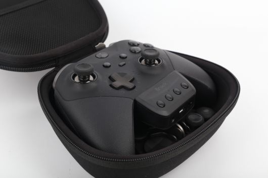 어댑터를 장착한 상태로 컨트롤러 케이스에 수납하는 것도 가능하다.