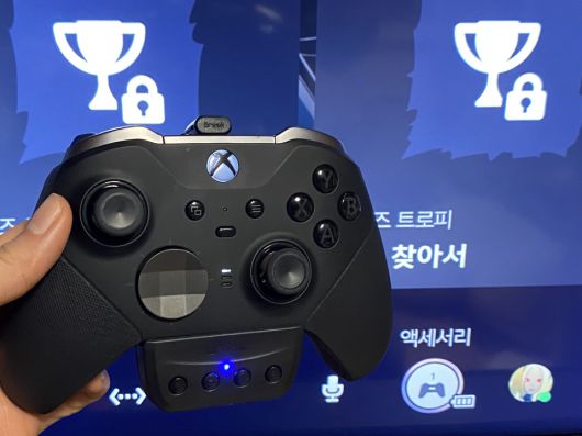 엘리트 컨트롤러 2와 플레이스테이션 5를 페어링했다.