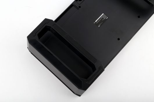 지지대 밑에는 논슬립 패드가 부착되어 있어 접거나 폈을 때 미끄러짐 없이 고정시킬 수 있다