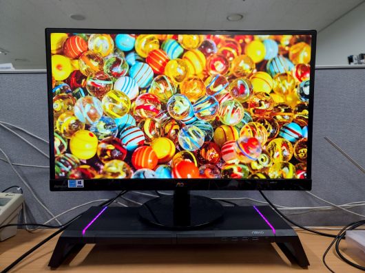 앱코 MES100에 24인치 모니터를 배치시켰다. 흔들림 없이 안정적으로 모니터를 사용할 수 있었다. 또한, 측면의 RGB 조명도 마음에 들었다.