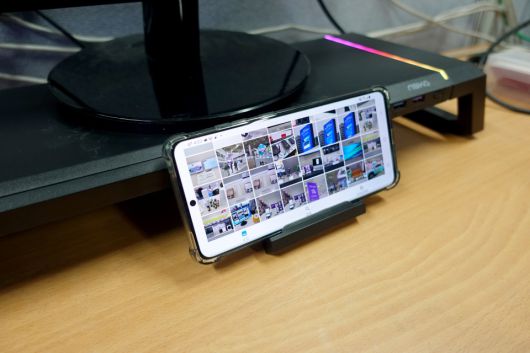 수납 가능한 스마트폰 거치대도 사용할 수 있다.