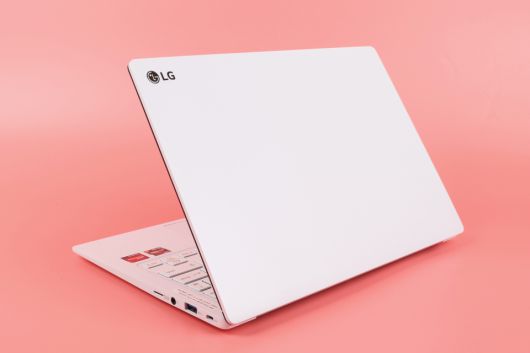LG전자 노트북 특유의 깨끗한 화이트 색상이 눈에 띈다.