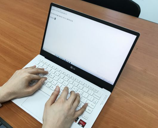 작은 크기의 노트북이기 때문에 숫자 키패드는 없으나 문서 작성용으로는 훌륭한 타건감을 가졌다.