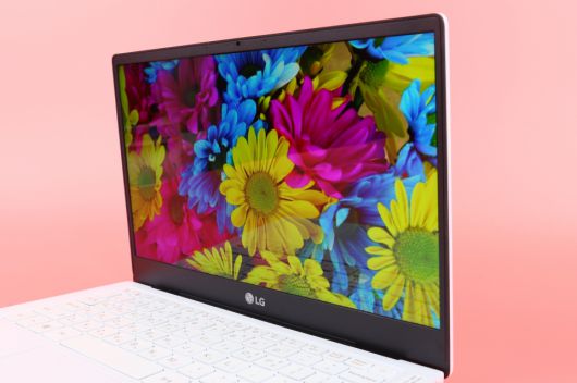 슬림 베젤 디자인으로 13인치에도 불구하고 화면이 꽤나 널찍하다.