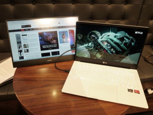 USB Type-C 포트를 통해 포터블 모니터와 연결할 수 있다.