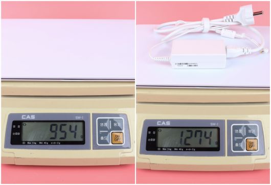 실제 무게를 측정하니 공식 스펙보다 가벼운 954g이었으며, 충전기까지 더해도 1,274g이다.