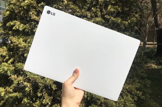 한 손으로 들 정도로 가볍다.