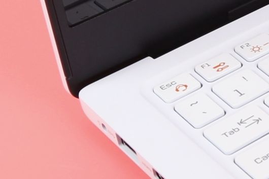 힌지가 안쪽으로 숨은 ‘히든 힌지’ 디자인으로 마감도 깔끔하다.