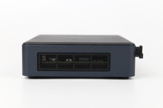 발열 제어에도 신경 썼다. 측면과 후면에 통풍구가 위치하며, 이는 램, SSD와 같은 컴포넌트와도 가깝다.