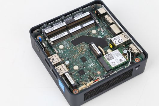 NVMe SSD와 M.2 SATA SSD를 듀얼로 구성할 수 있었으며, 램은 최대 32GB를 듀얼로 장착할 수 있었다.