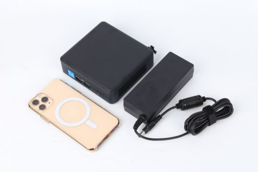 5.8형 스마트폰과 비견될 정도로 작으며, 전원 어댑터의 크기마저 아담하다.