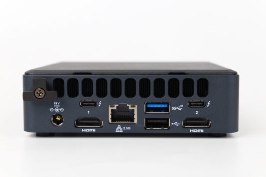 후면 포트 구성이 제법 풍부하다. 2개의 USB 4 포트를 품었고 HDMI 포트도 2개다. 이를 통해 최대 4대의 디스플레이를 동시에 연결할 수 있다.