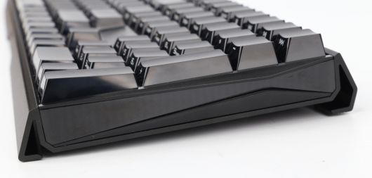 플라스틱과 알루미늄이 만나는 측면 마감 역시 깔끔하다. 키캡 자체를 휘어진 모양으로 설계한 스텝스컬쳐2 디자인이 눈에 띈다.