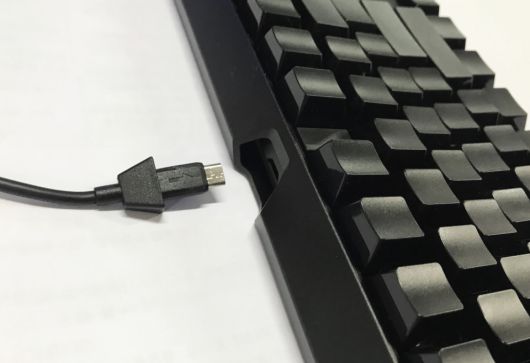 마이크로 5핀 케이블을 지원하며, 케이블에도 키보드와 통일감을 주는 디자인이 적용됐다.