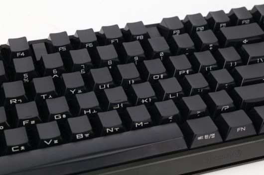 측면 각인은 블랙 제품에만 적용됐으며, 키캡 상단은 무광, 글자가 각인된 측면은 유광 재질로 제작된 것 역시 독특하다.