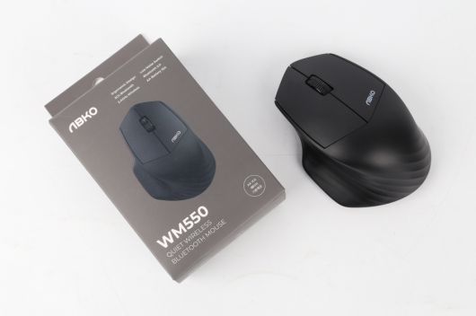 3버튼 구성의 앱코 WM550에는 인체공학 디자인이 적용됐다.