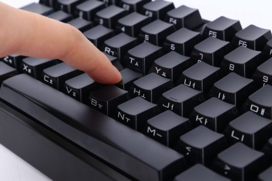 저소음 적축의 키 스트로크는 보이는 지점까지 눌리는 정도이다.