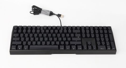 총 109키 풀사이즈 구성에 심플한 블랙 색상과 세련된 측면 각인이 아주 우아하다.