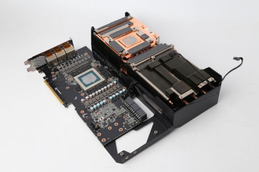 히트파이프가 GPU, VRAM과 직접 닿기 때문에 발열을 효과적으로 제어한다.