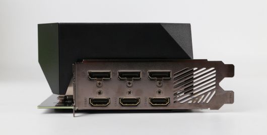 포트는 DP 1.4a x3, HDMI 2.1 x2, HDMI 2.0 x1로 구성된다.