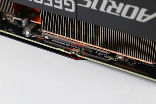 듀얼 바이오스가 적용돼 OC 모드와 Silent 모드를 쉽게 오갈 수 있다.