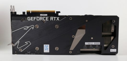 메탈 재질의 견고한 백 플레이트가 적용됐다.