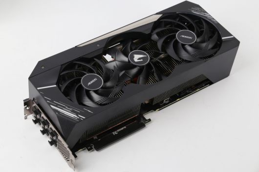 3개의 블레이드 팬이 장착됐다. 마주한 팬들이 서로 다른 반대 방향으로 회전하여 더 효율적인 냉각 성능을 발휘한다.