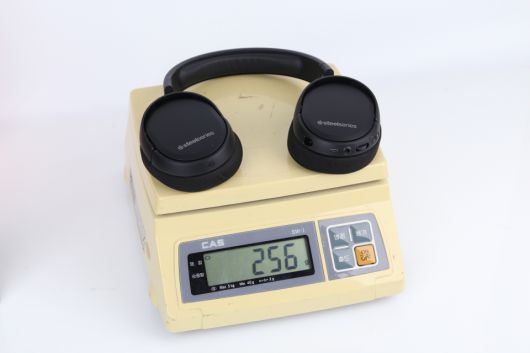 실측 기준 256g으로 확인됐다. 경량 무선 헤드셋이라 충분히 불릴 수 있는 수치다.