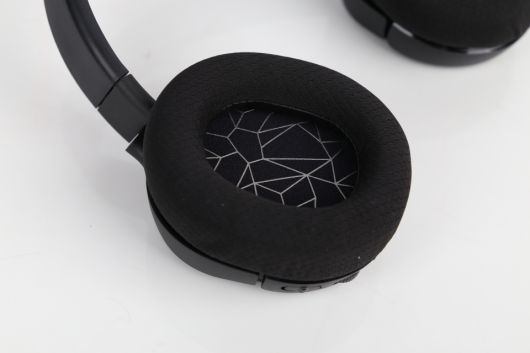 통기성이 좋은 ‘에어위브 쿠션’이 적용된 덕에 장시간 사용에도 쾌적한 편이며, 장난감 같았던 로지텍 G435와 달리 훨씬 고급스러운 디자인을 갖췄다.