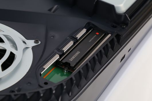 장착을 완료해보니 PS5와 전혀 간섭이 없는 것을 알 수 있었다.