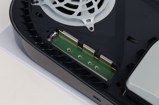 나사와 스페이서가 ‘110’에 장착된 것을 알 수 있는데, 이는 22100 규격 SSD를 위한 것이다.