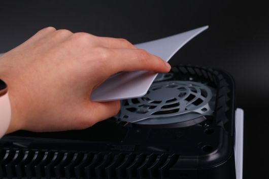 모서리를 들고 있는 상태로 디스크 슬롯 방향으로 힘을 가하면, 커버가 쉽게 벗겨진다.