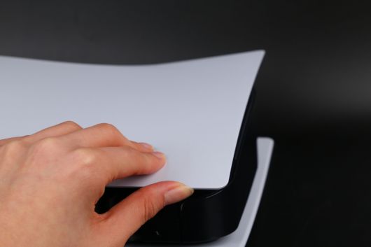 PS5의 왼쪽 상단 모서리(후면 포트 방향)를 살짝 들어줘야 한다.