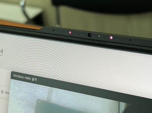 웹캠에 IR 센서를 더해 애플 페이스 ID처럼 카메라를 바라보는 것만으로 쉽게 로그인할 수 있다.