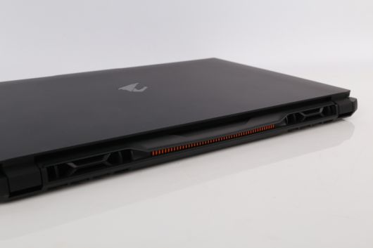 어로스의 키 컬러인 주황색으로 포인트를 더한 점이 인상적이다.