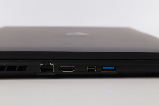 데스크톱 대용으로 사용해도 문제없을 정도로 풍부한 포트를 제공한다.