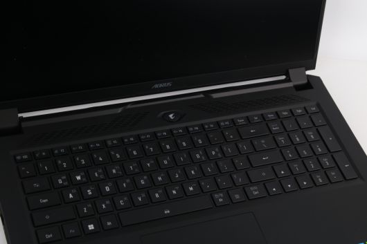 17.3형 제품답게 풀배열 키보드를 채택했고 수명은 1,000만회에 달한다.