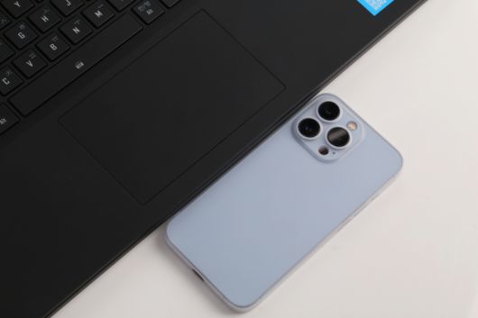 터치패드는 스마트폰과 비견될 정도로 넓은 사이즈를 지녔다.