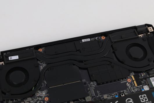 노트북을 직접 분해해 쿨링 솔루션을 살펴보니 5개의 히트 파이프와 듀얼 팬이 장착된 것을 알 수 있었다.