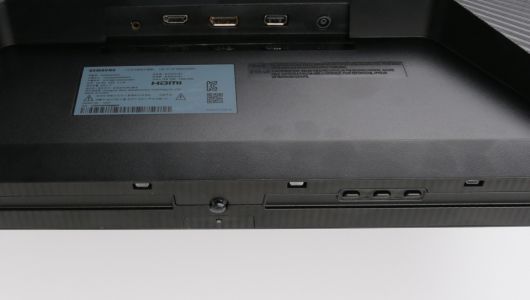 모니터 OSD는 아래에 있는 조그 스틱으로 조작한다. 옆에는 미리 설정해둔 모드를 불러올 수 있는 핫키가 3개 있다.