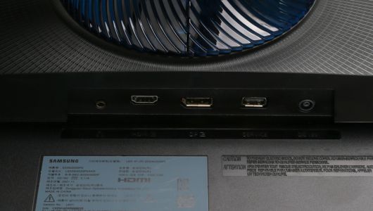 입출력 단자는 DP 1.2 x1, HDMI 1.4 x1, USB 서비스, 헤드폰 잭이 있다.