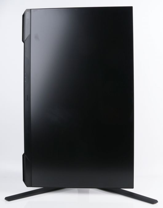 하이엔드 모니터에 적용되는 피벗 기능도 있다.