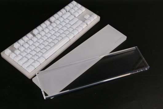 ARC1 TKL은 아이스 버전과 클리어 버전 2가지 모델로 출시됐다.